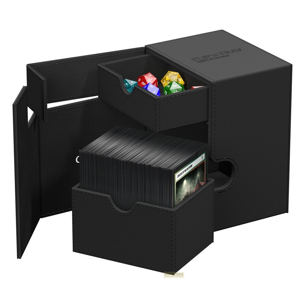 Une boîte de jeu de cartes noire avec des compartiments ouverts, remplie de cartes et de dés colorés.