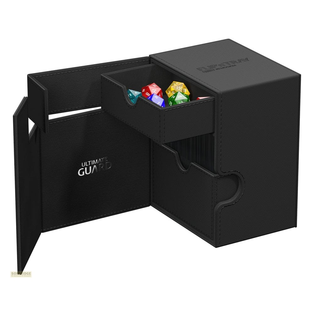 Une boîte de jeu en similicuir noir avec des rabats ouverts et des dés colorés dans un tiroir.