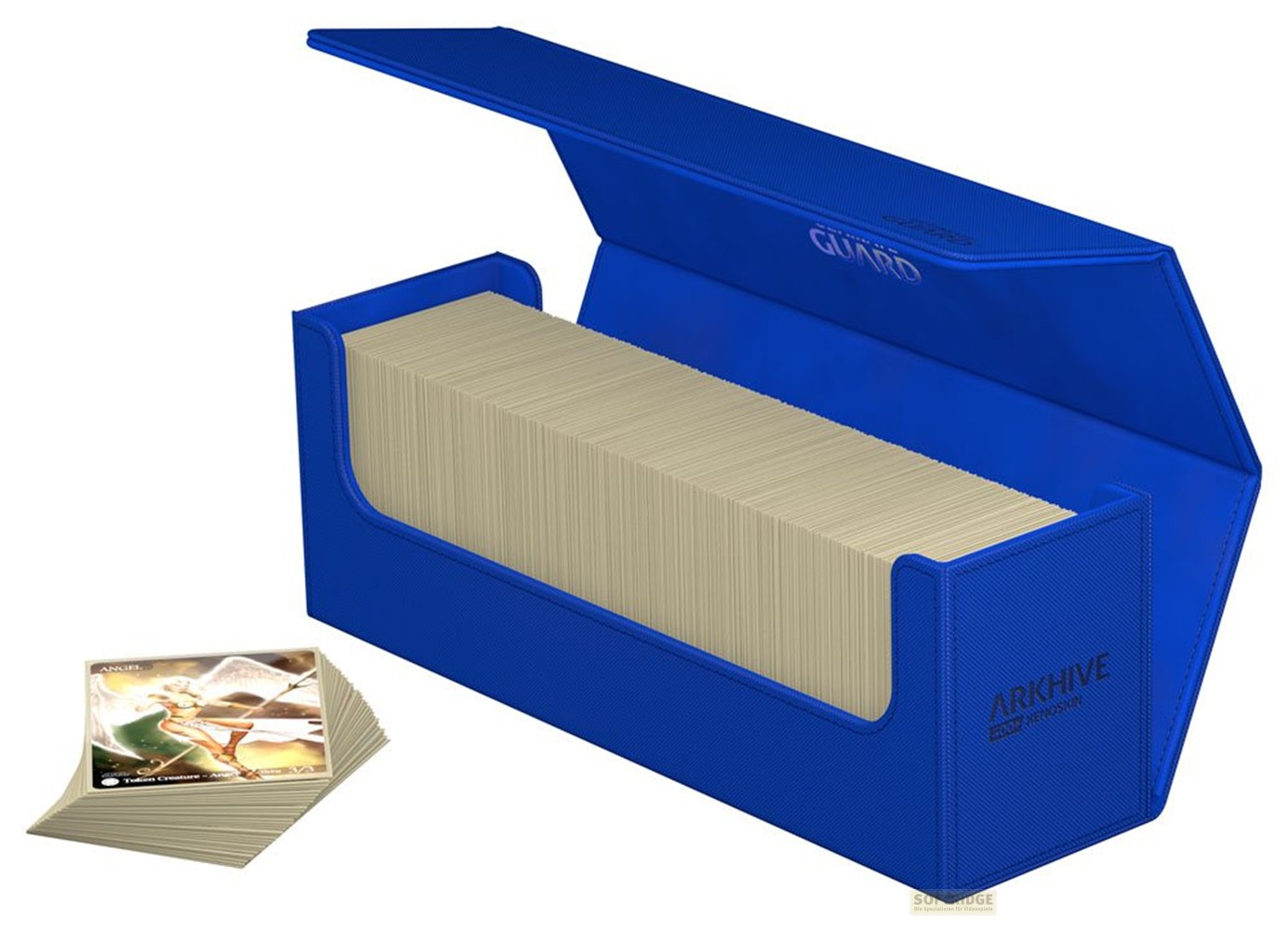 Boîte de rangement bleue remplie de cartes, avec une petite pile à côté.