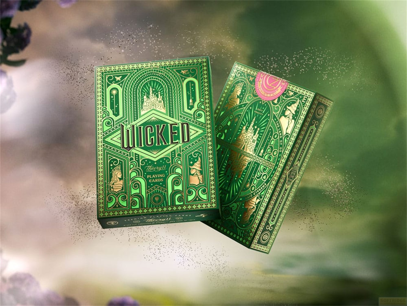 Deux boîtes de cartes à jouer Wicked vertes et ornées flottent sur fond magique.