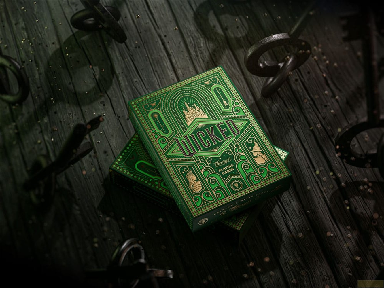 Cartes à jouer vertes Wicked sur une surface en bois avec clés.