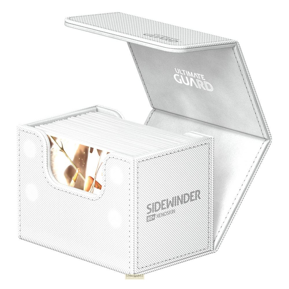 Une boîte de cartes blanche Ultimate Guard Sidewinder Xenoskin ouverte avec des cartes à l'intérieur.