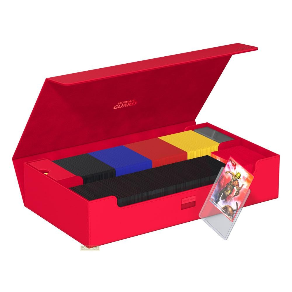 Une boîte de cartes rouge Ultimate Guard avec couvercle ouvert, remplie de piles de cartes colorées et d'une pochette.