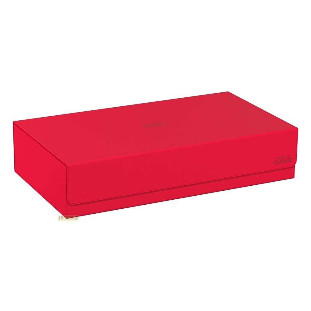 Une boîte de rangement rouge rectangulaire avec couvercle à rabat et logo Ultimate Guard sur fond blanc.