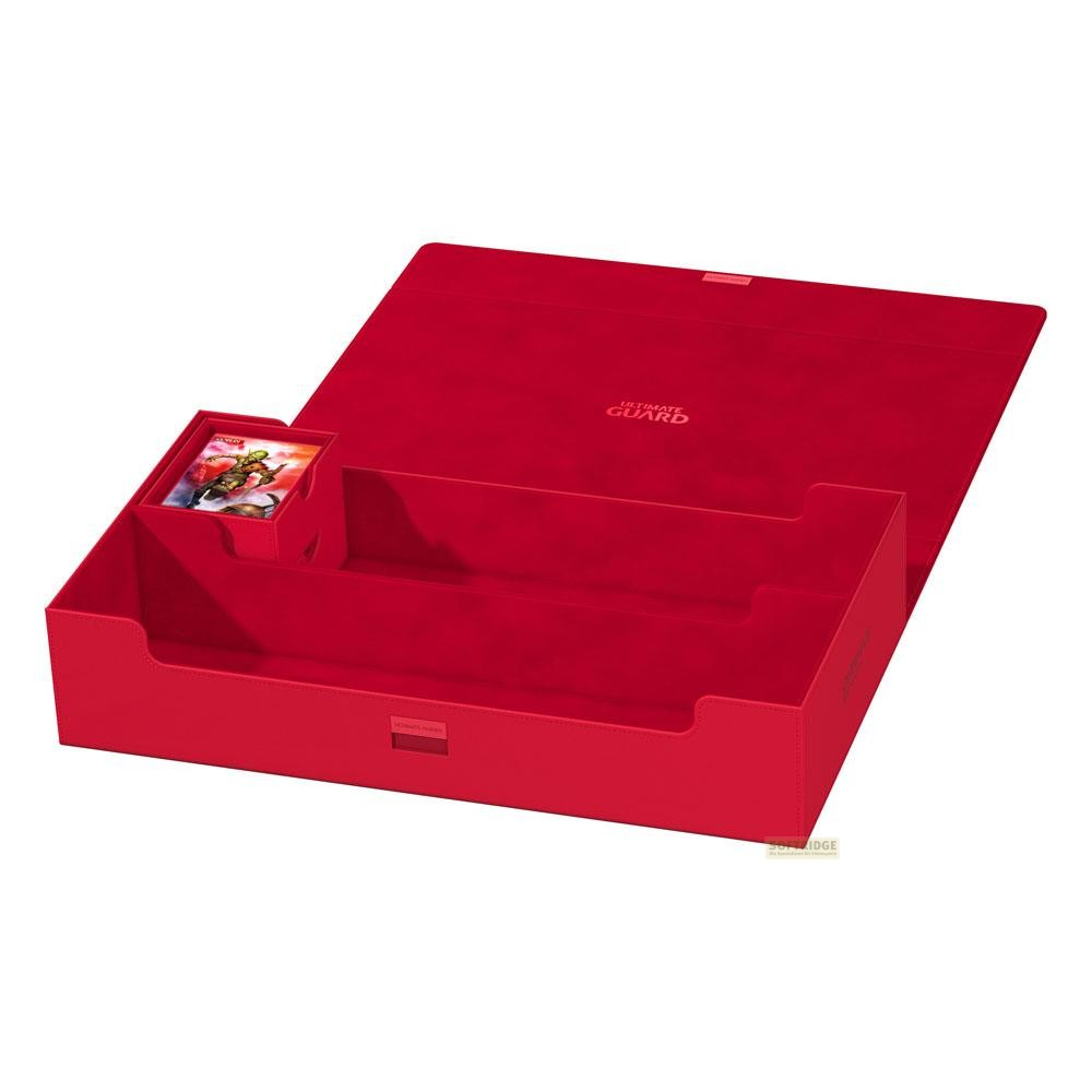 Une boîte de rangement de cartes rouge ouverte avec un jeu de cartes à collectionner à l'intérieur, sur fond blanc.