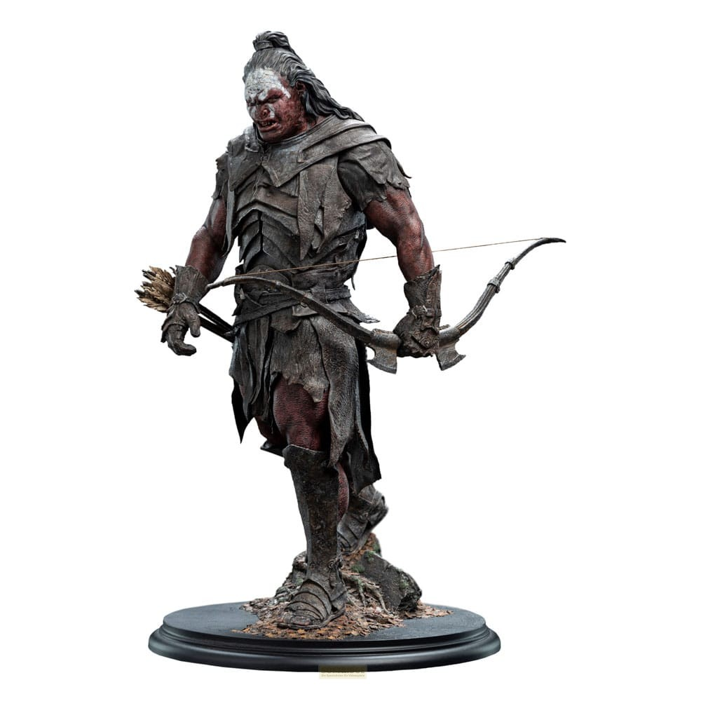 Statue eines Uruk-hai Kriegers mit Bogen, Rüstung und weißer Kriegsbemalung auf dem Gesicht.