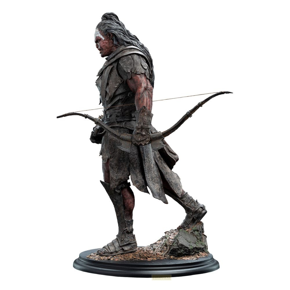 Eine detaillierte Skulptur eines Orks im Profil, der Ausrüstung trägt und einen Bogen hält, auf einem runden Sockel.