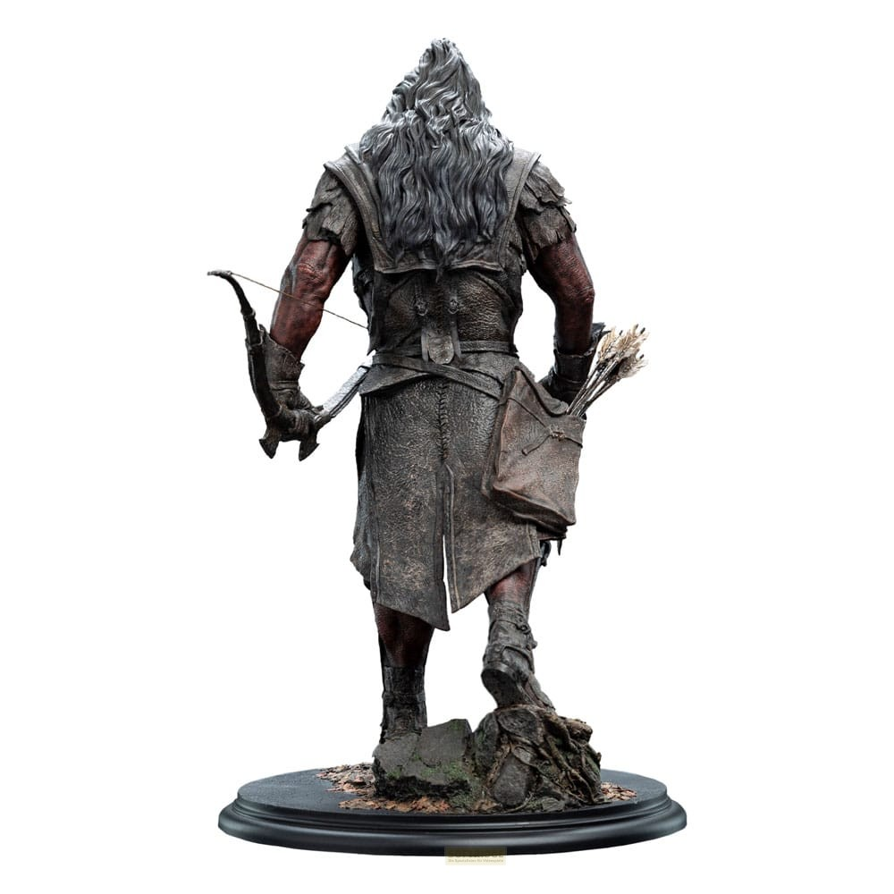 Rückansicht einer Statuette eines Kriegers mit langem grauen Haar, Lederkleidung, Bogen und einem Köcher voller Pfeile.