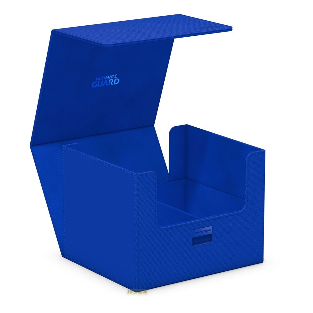 Boîte de pont Ultimate Guard bleue avec couvercle ouvert sur fond blanc.