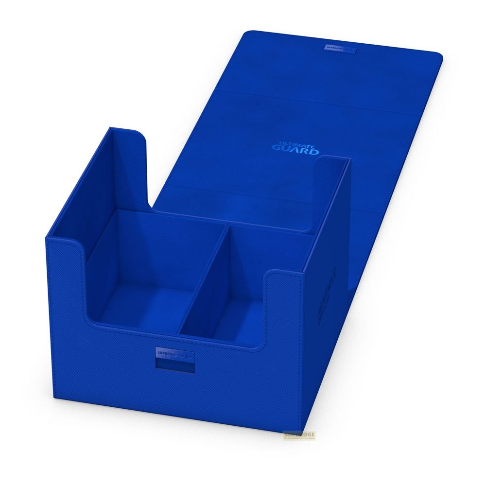 Une boîte de deck bleue ouverte avec deux compartiments et un rabat étendu sur fond blanc.