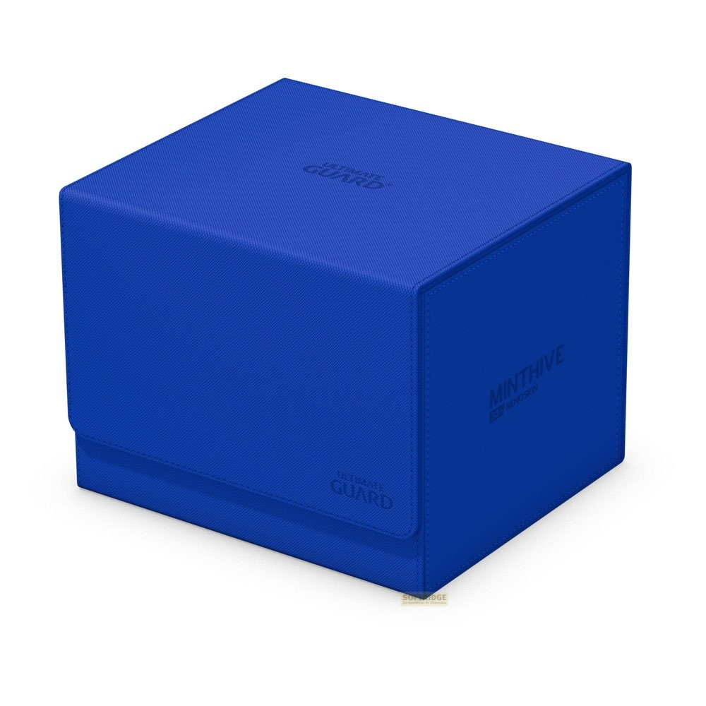 Une boîte de jeu de cartes bleue fermée avec un motif texturé sur fond blanc.