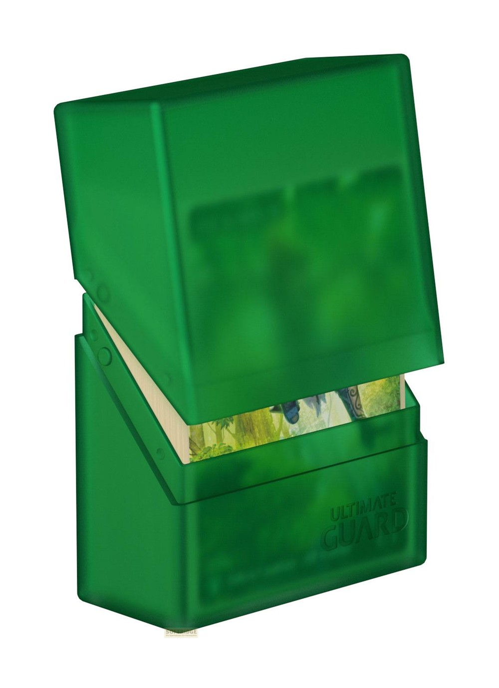 Une boîte de deck Ultimate Guard verte translucide est ouverte, révélant des cartes sur fond blanc.