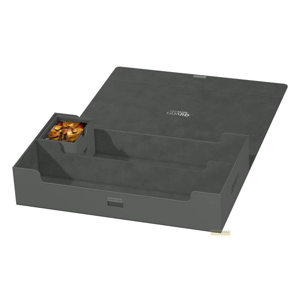 Boîte de rangement grise avec couvercle ouvert et jeu de cartes.