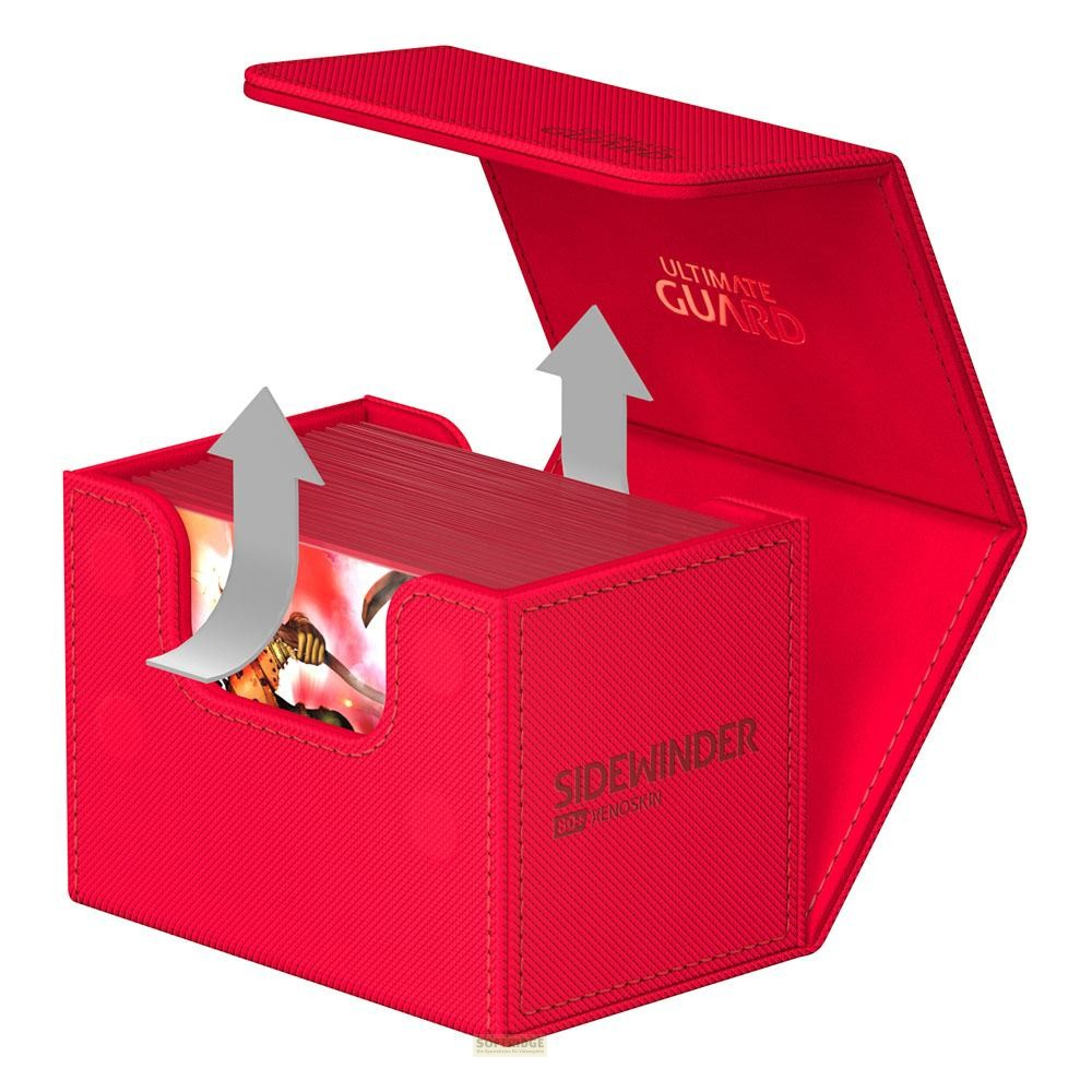 Boîte de deck rouge Ultimate Guard Sidewinder ouverte avec des cartes.