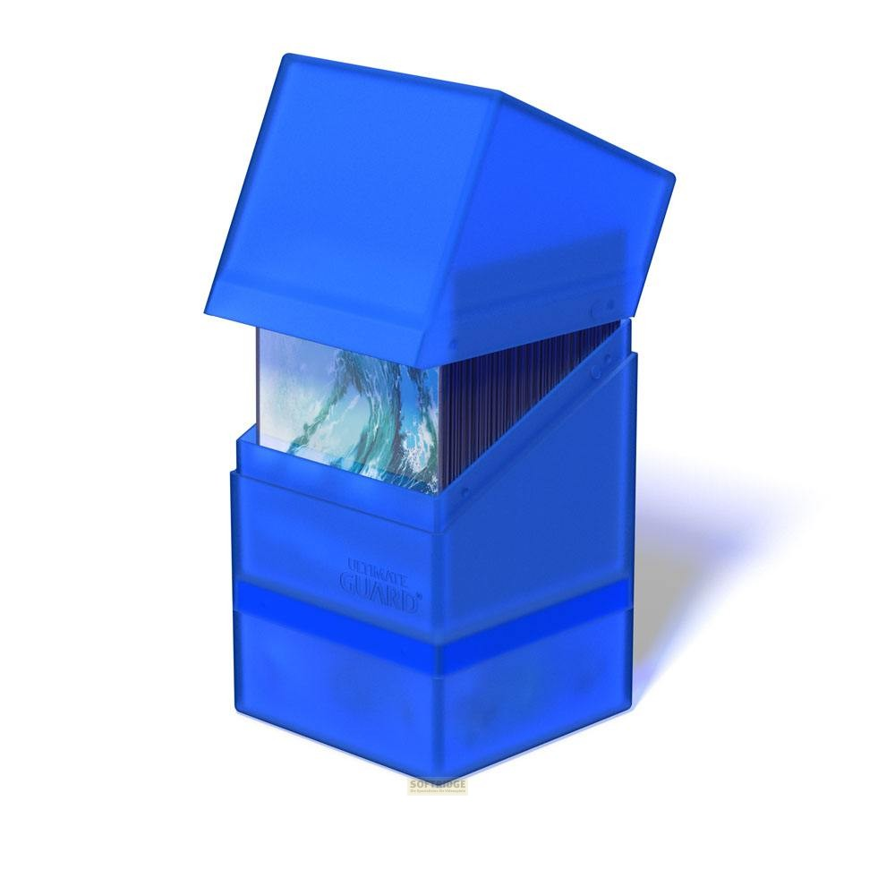 Une boîte de deck en plastique bleu pour cartes à collectionner, partiellement ouverte, remplie de cartes.