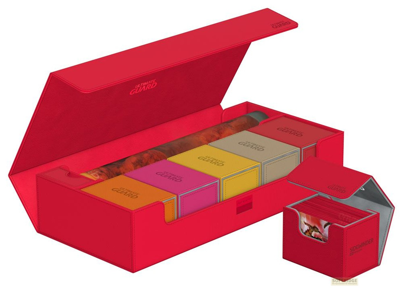 Grande boîte rouge avec couvercle ouvert contenant des boîtes de cartes colorées et un tube, avec une autre.