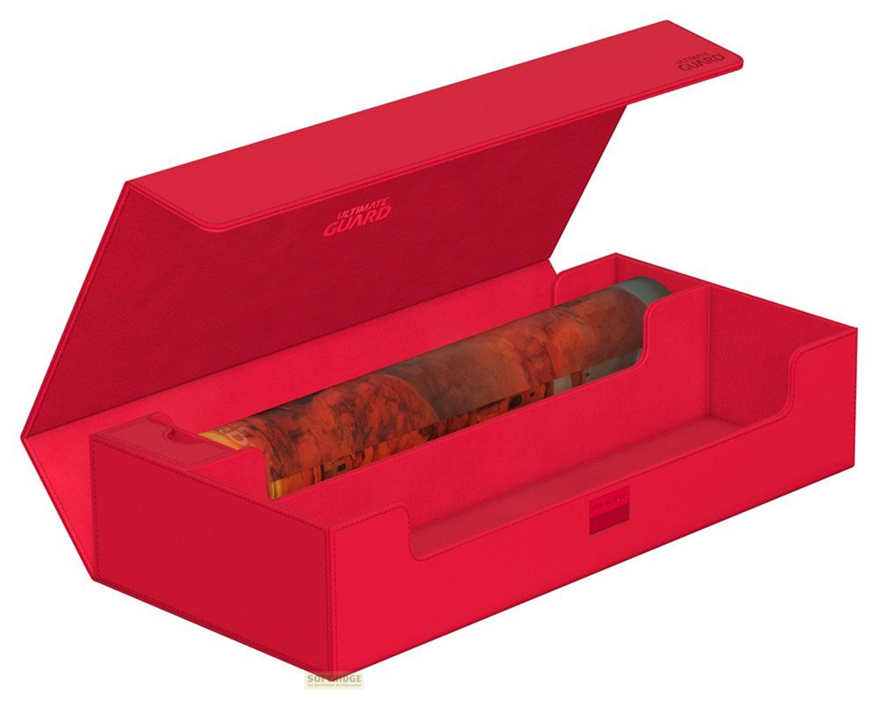 Une boîte de rangement rouge en similicuir ouverte avec un tapis de jeu enroulé à l'intérieur.