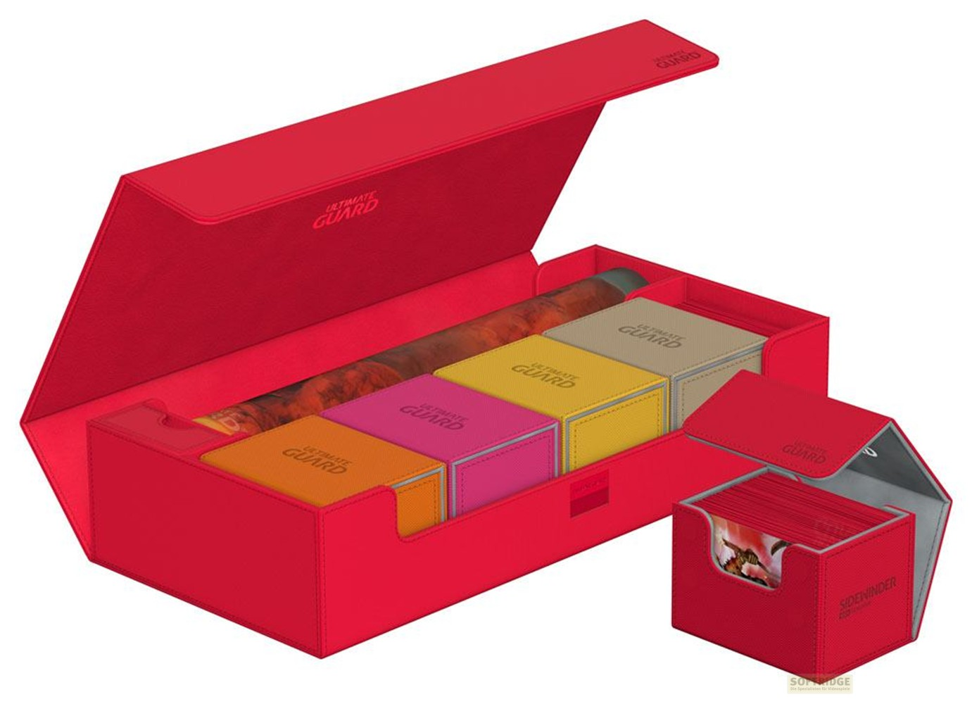 Boîte de rangement rouge Ultimate Guard avec couvercle ouvert, boîtes et tapis de jeu.