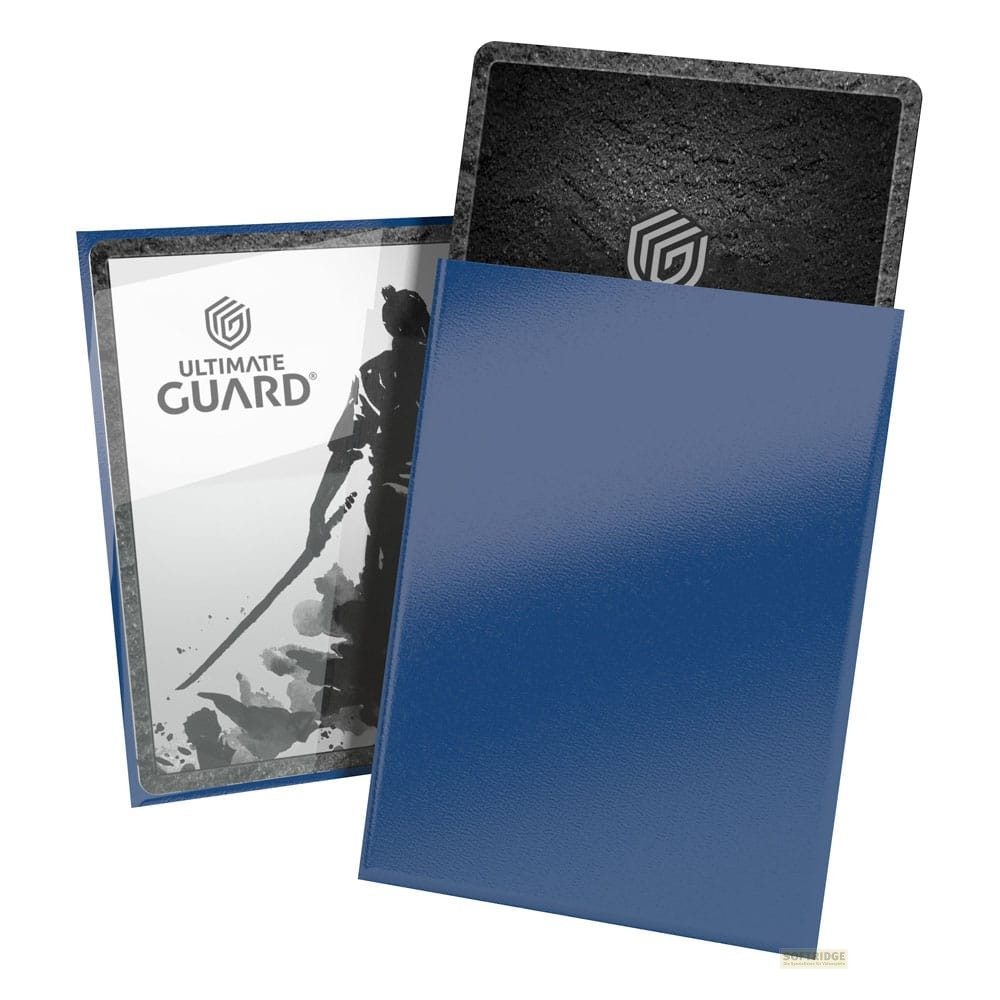 Zwei blaue Ultimate Guard Kartenhüllen, eine davon mit einer Samurai-Grafik.