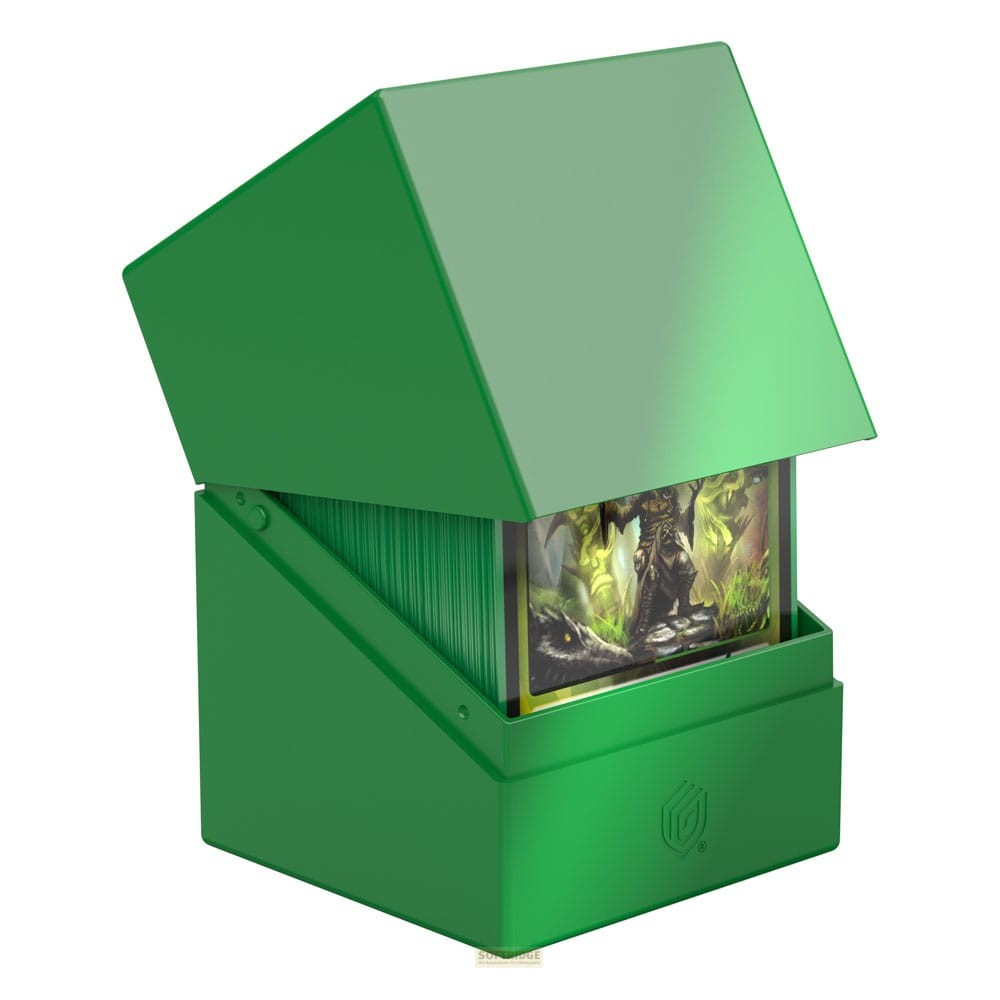 Une boîte de jeu verte ouverte, remplie de cartes à collectionner vertes sur fond blanc.