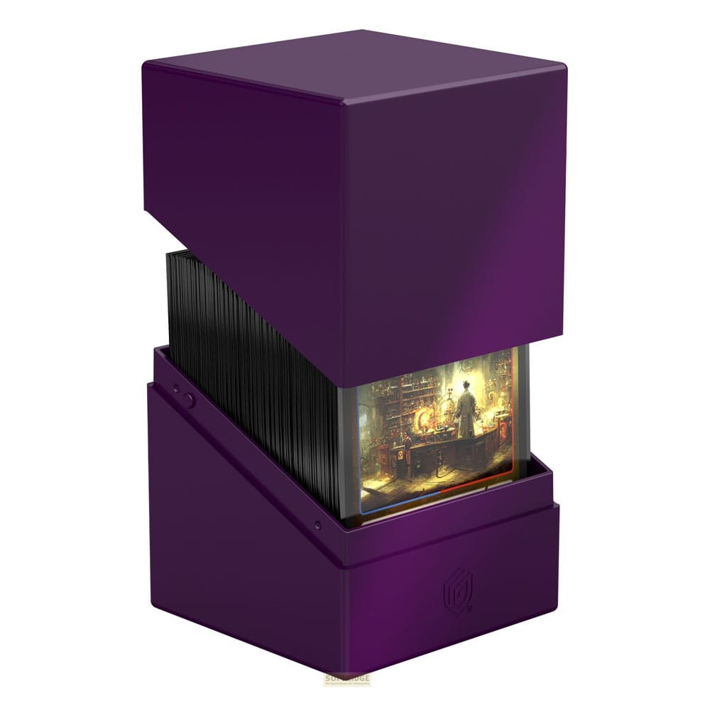 Une boîte de cartes violette avec un couvercle ouvert révèle des cartes à collectionner empilées avec une carte illustrée.