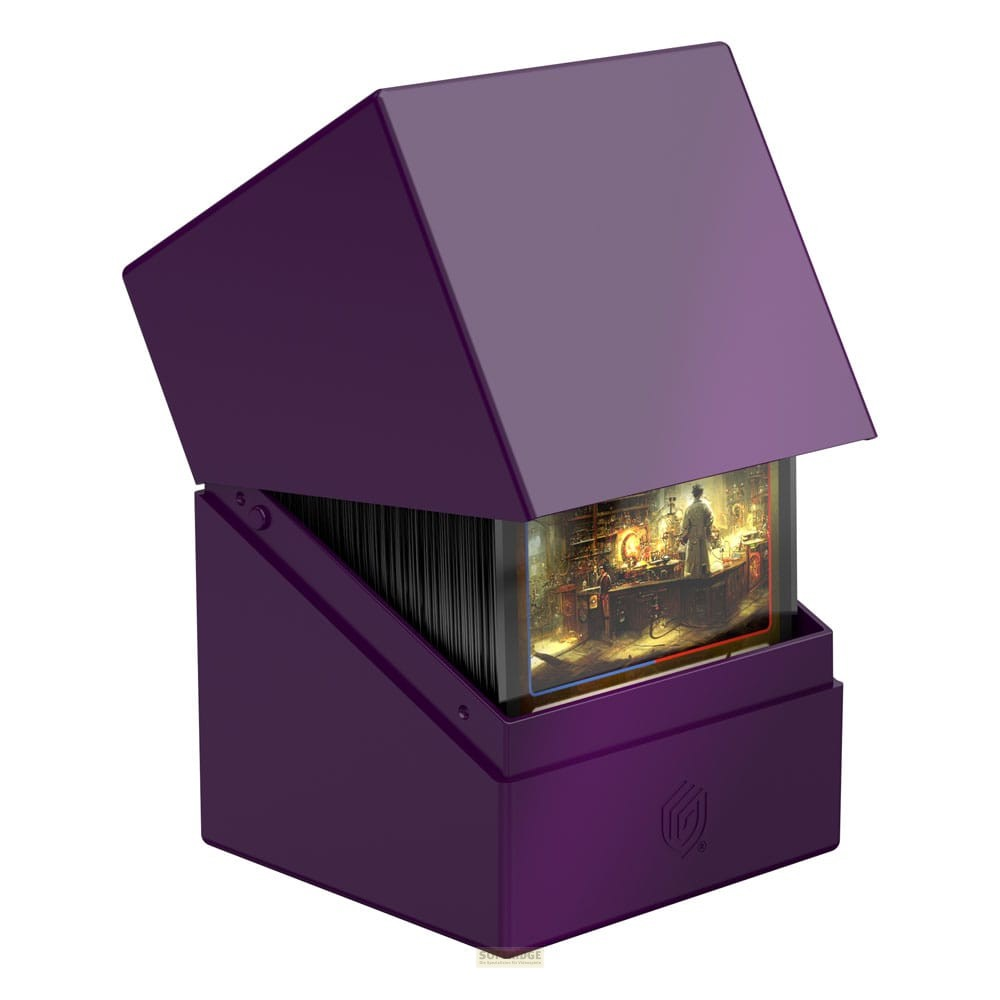 Une boîte à cartes violette ouverte contenant une pile de cartes et une illustration colorée.