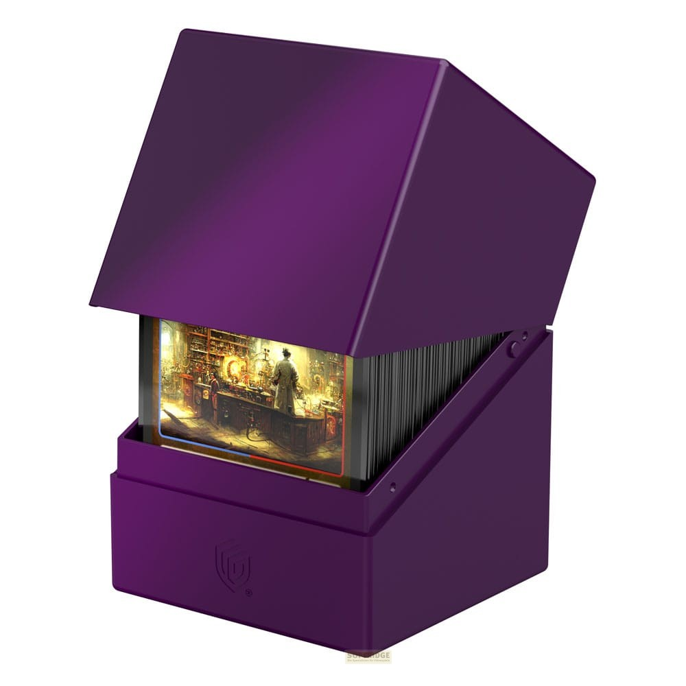 Boîte de cartes violette avec un couvercle ouvert révélant une pile de cartes à collectionner.