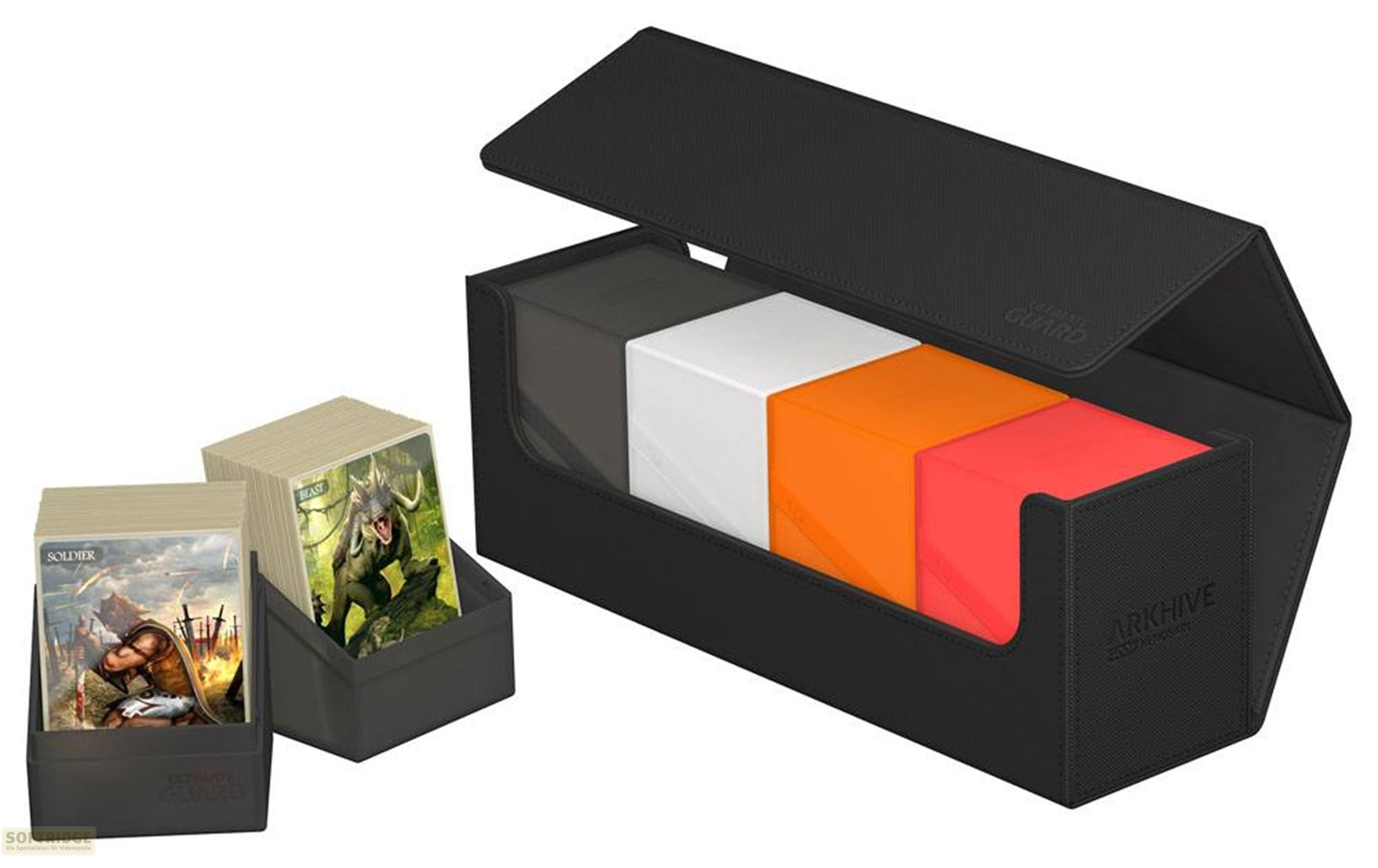 Une boîte de rangement noire avec le couvercle ouvert, contenant quatre boîtes de deck et deux piles de cartes.