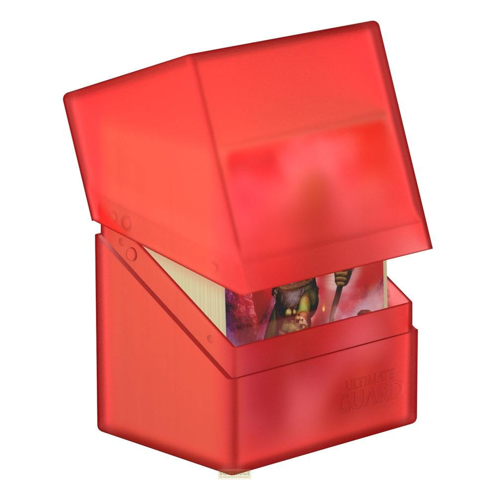 Une boîte à cartes en plastique rouge translucide avec un couvercle entrouvert montrant des cartes.