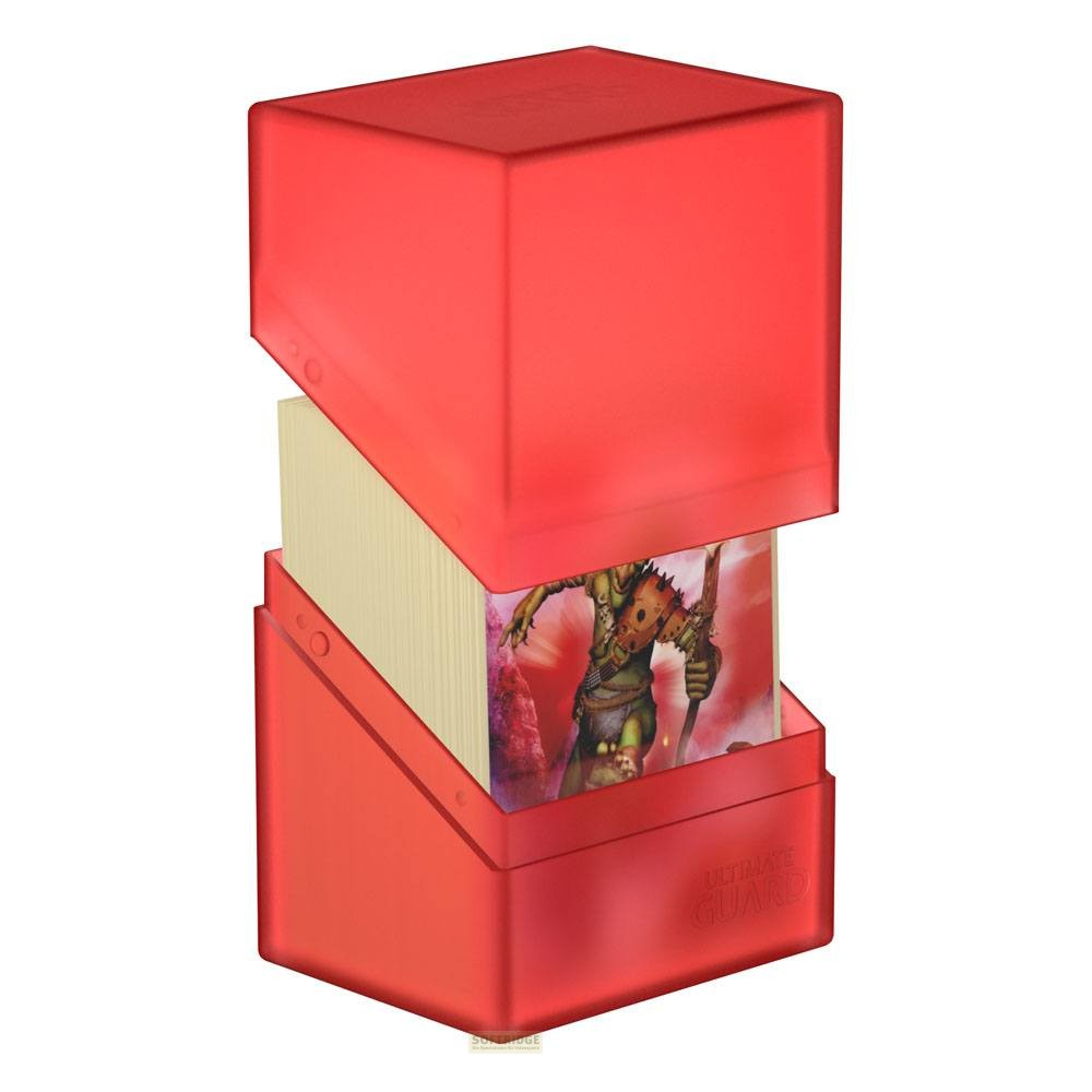 Une boîte de cartes en plastique rouge contient une pile de cartes avec une créature semblable à un orque.