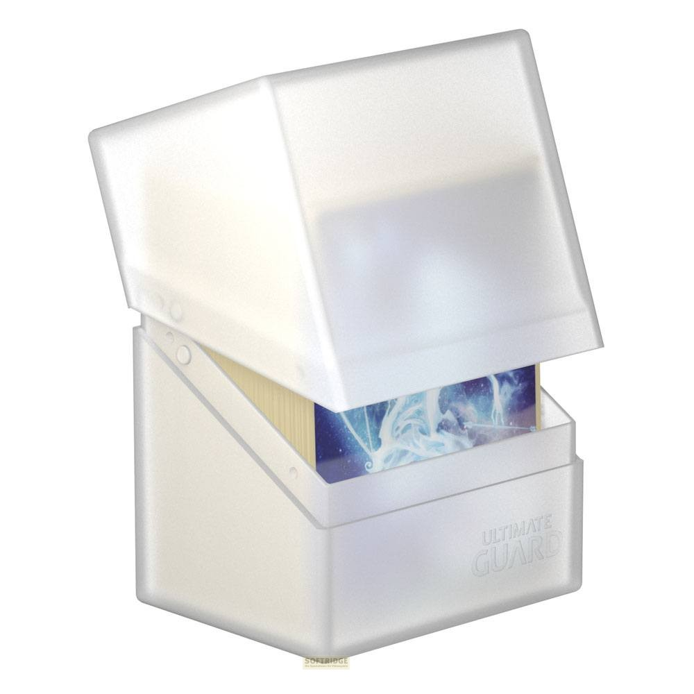 Boîte de deck en plastique blanc translucide avec le logo Ultimate Guard, remplie de cartes.
