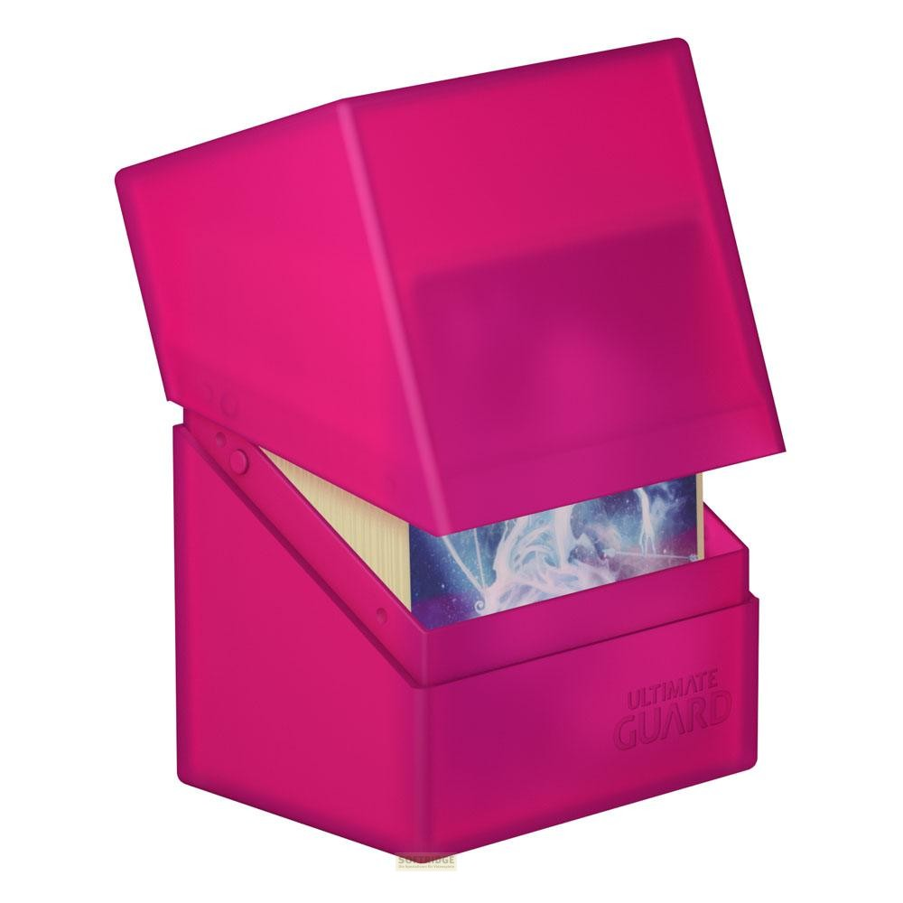 Une boîte à cartes rose en plastique avec le logo Ultimate Guard, semi-ouverte révélant un jeu.