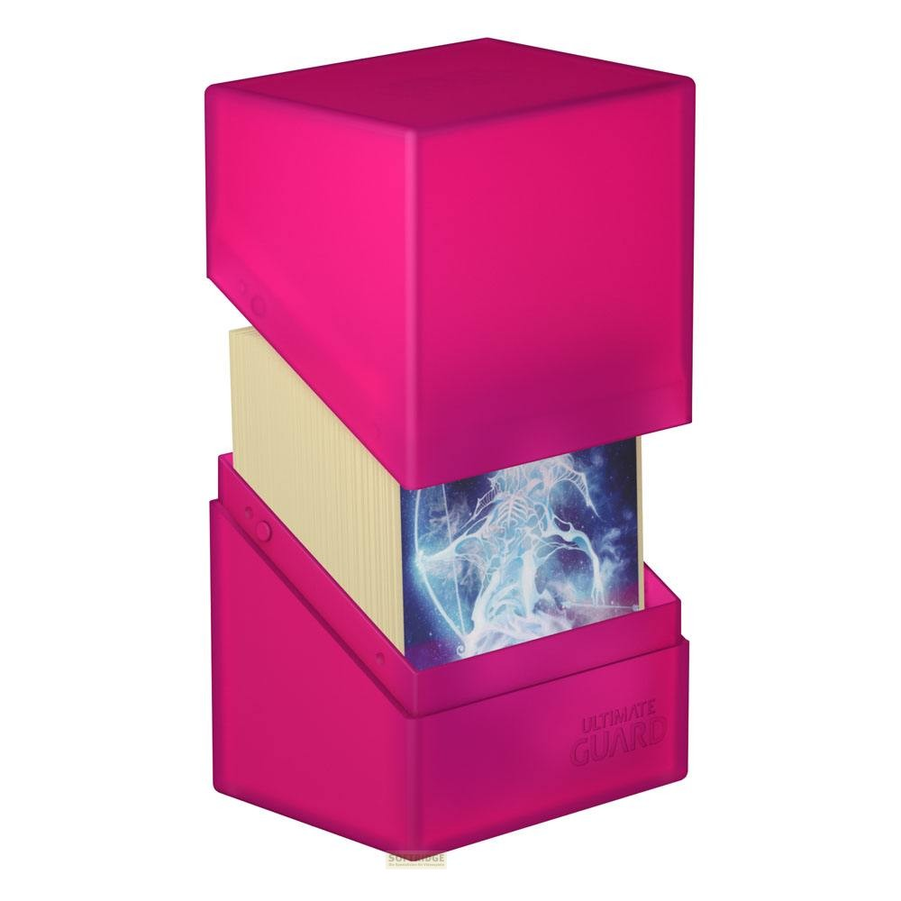 Une boîte de deck rose Ultimate Guard avec une collection de cartes visible à l'intérieur.