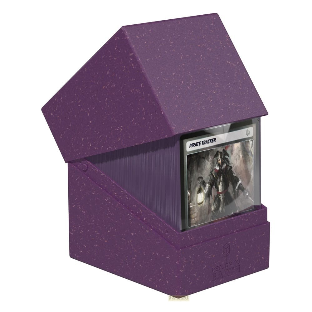 Une boîte à cartes violette mouchetée contient un paquet, la carte avant affichant l'illustration d'un pirate.