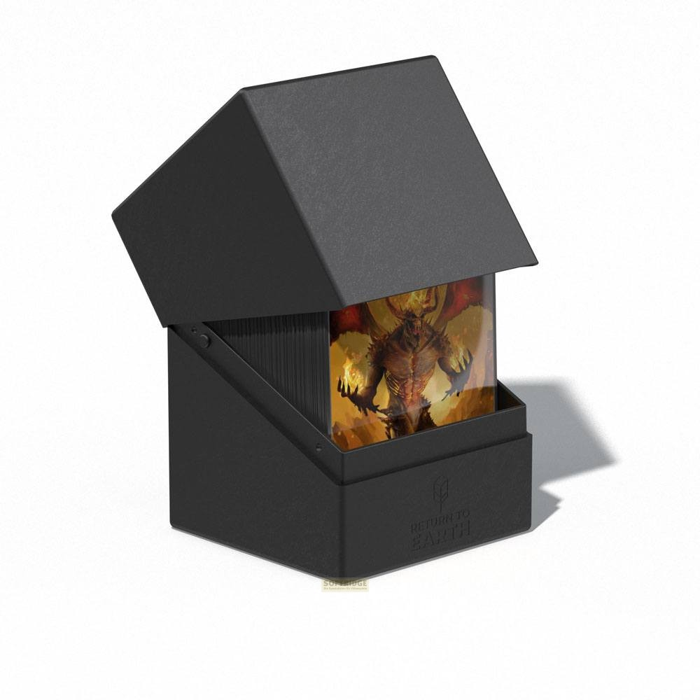 Une boîte de cartes noire avec un couvercle ouvert, remplie de cartes illustrées d'un démon.