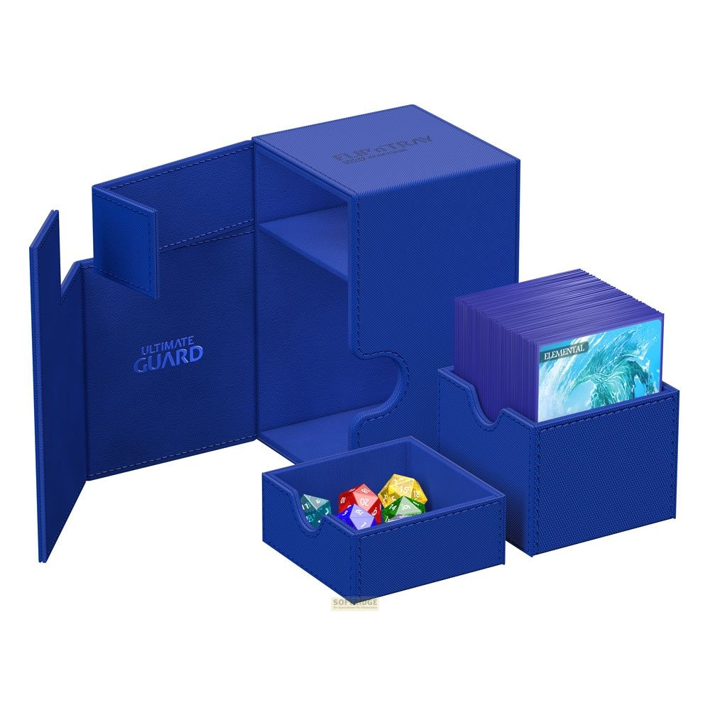 Une boîte bleue pour cartes et accessoires avec des compartiments ouverts, des dés colorés et un jeu.