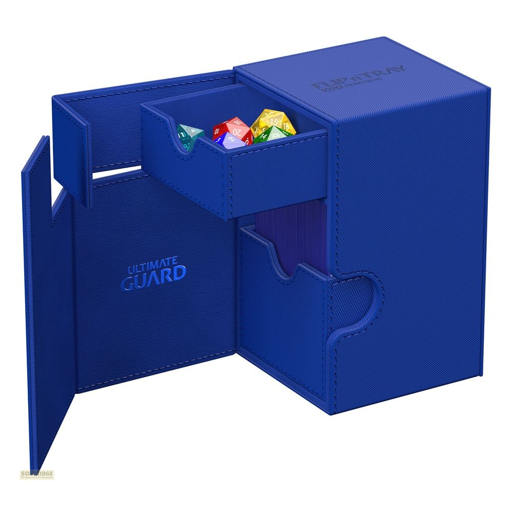 Une boîte bleue Ultimate Guard Flip'n'Tray avec un tiroir à dés ouvert contenant des dés colorés.