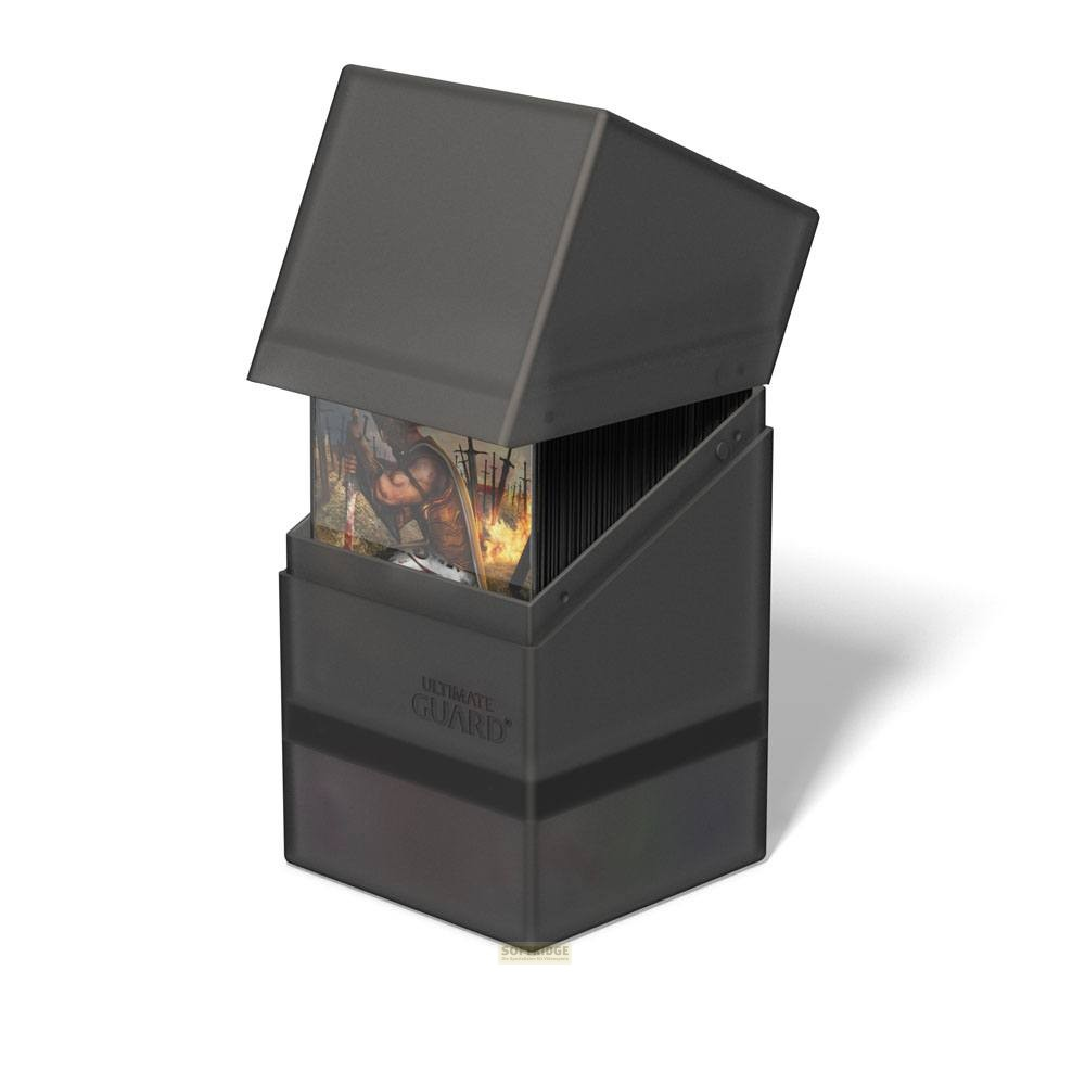 Une boîte de deck Ultimate Guard grise avec couvercle ouvert, remplie de cartes à collectionner sur fond blanc.