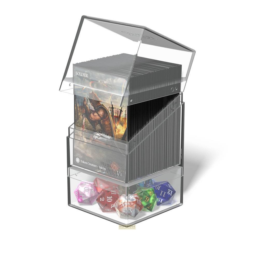 Boîte de rangement en acrylique transparent avec des cartes à collectionner et un tiroir de dés colorés.