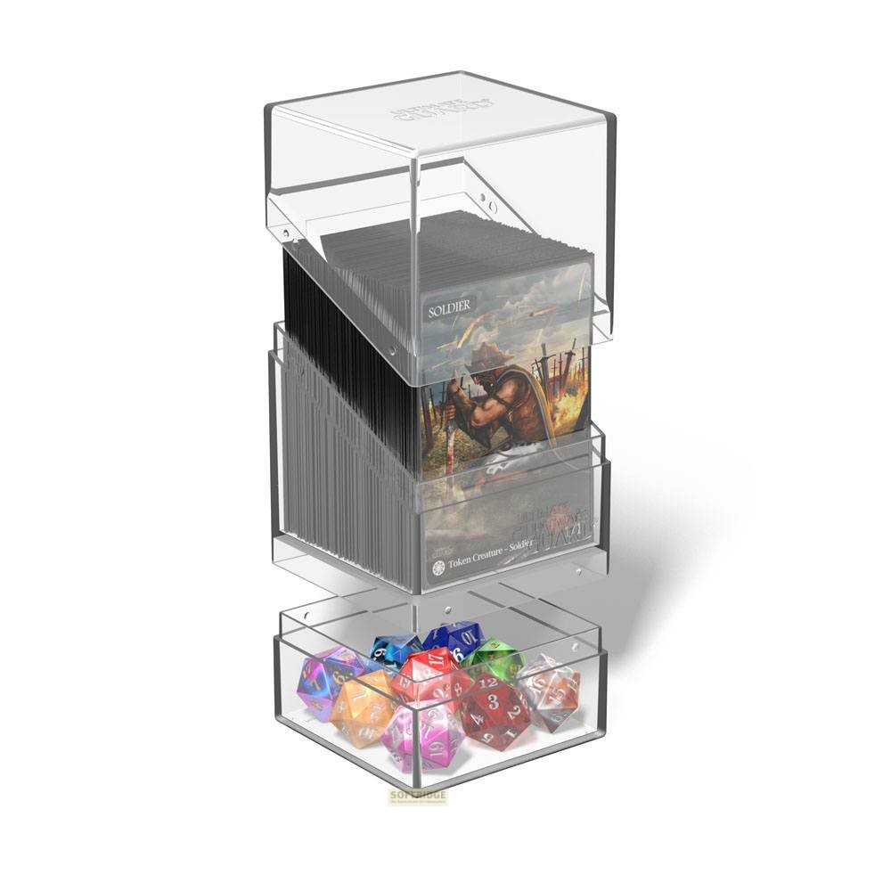 Boîte de rangement en acrylique transparent avec des cartes à collectionner et des dés colorés.