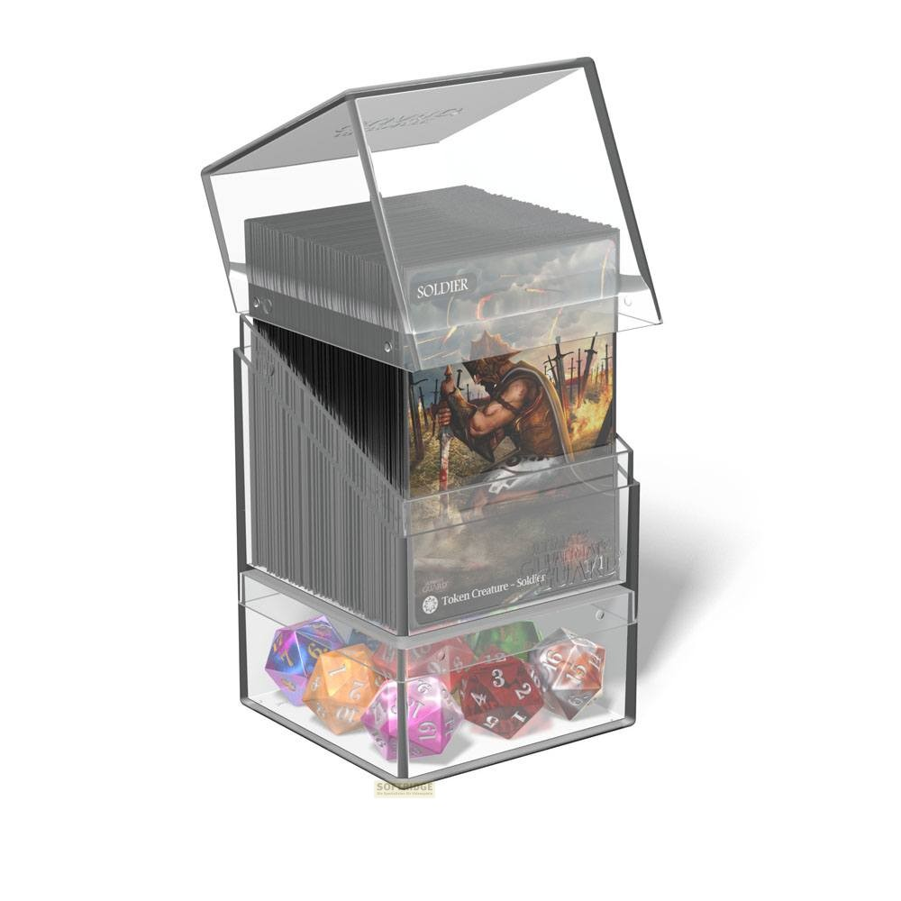 Boîte en acrylique transparent pour cartes avec un jeu, couvercle ouvert et dés colorés dans le tiroir.
