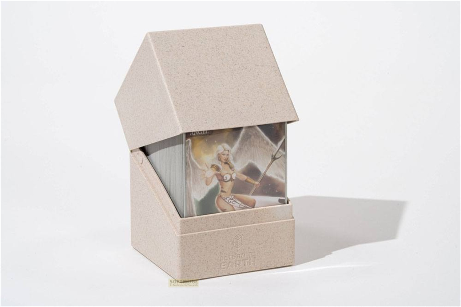 Une boîte de cartes à collectionner beige avec couvercle amovible montre une carte ange sur fond blanc.