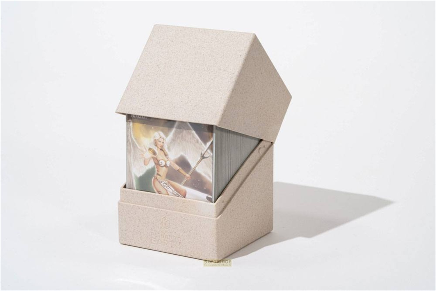 Boîte beige avec couvercle ouvert contenant un jeu de cartes avec une figure féminine ailée.