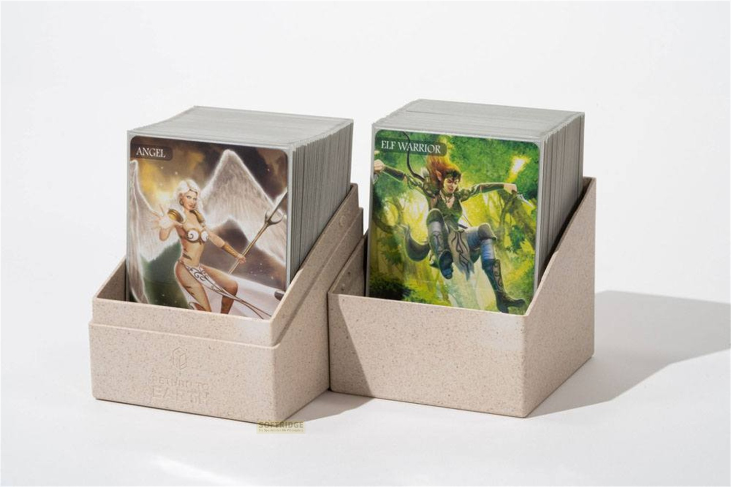 Deux boîtes de deck en carton contiennent des piles de cartes à collectionner fantastiques.
