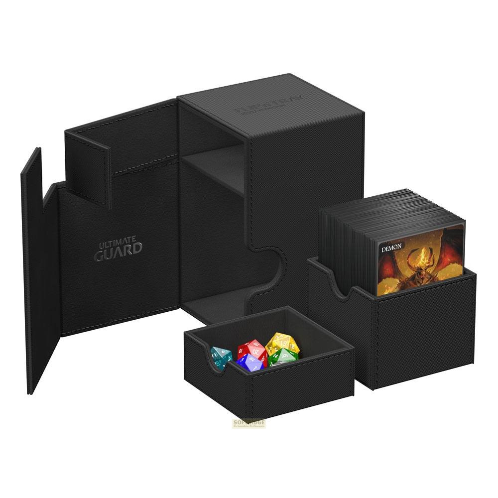 Boîte de cartes noire Ultimate Guard avec compartiments ouverts, jeu de cartes et dés colorés.