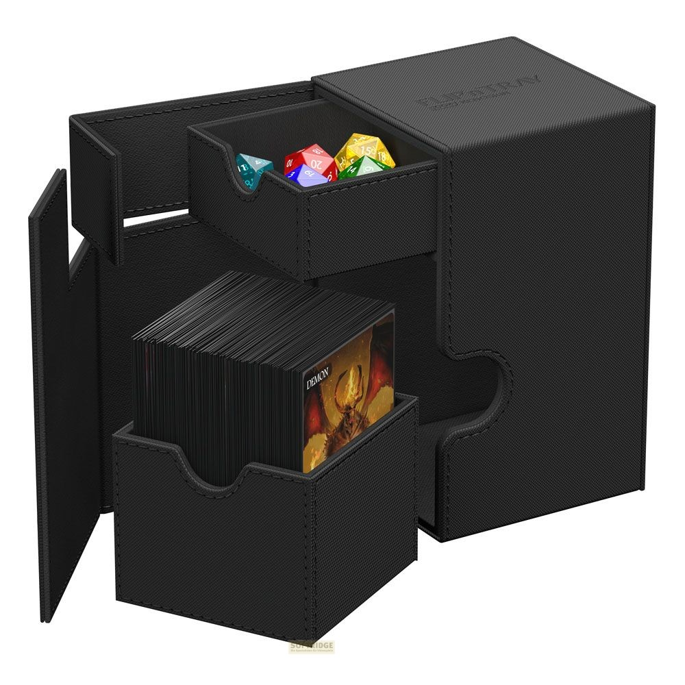 Boîte de deck noire avec des compartiments ouverts montrant des dés colorés et un grand jeu de cartes.