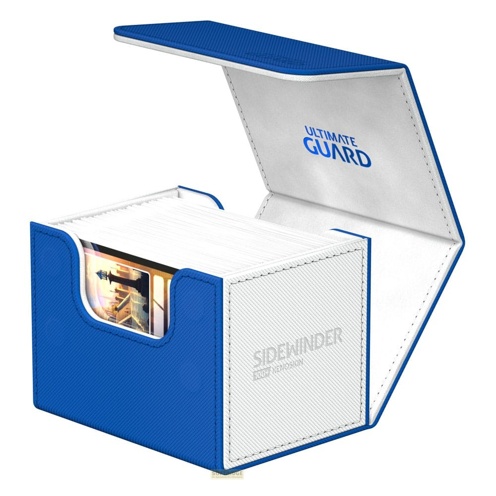 Une boîte de deck Ultimate Guard Sidewinder bleue et blanche, ouverte et remplie de cartes sur fond blanc.