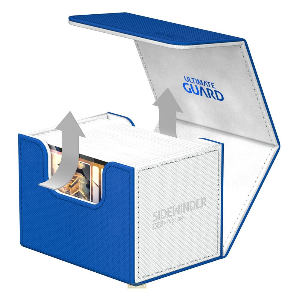 Boîte à cartes Ultimate Guard bleue et blanche ouverte, remplie de cartes.