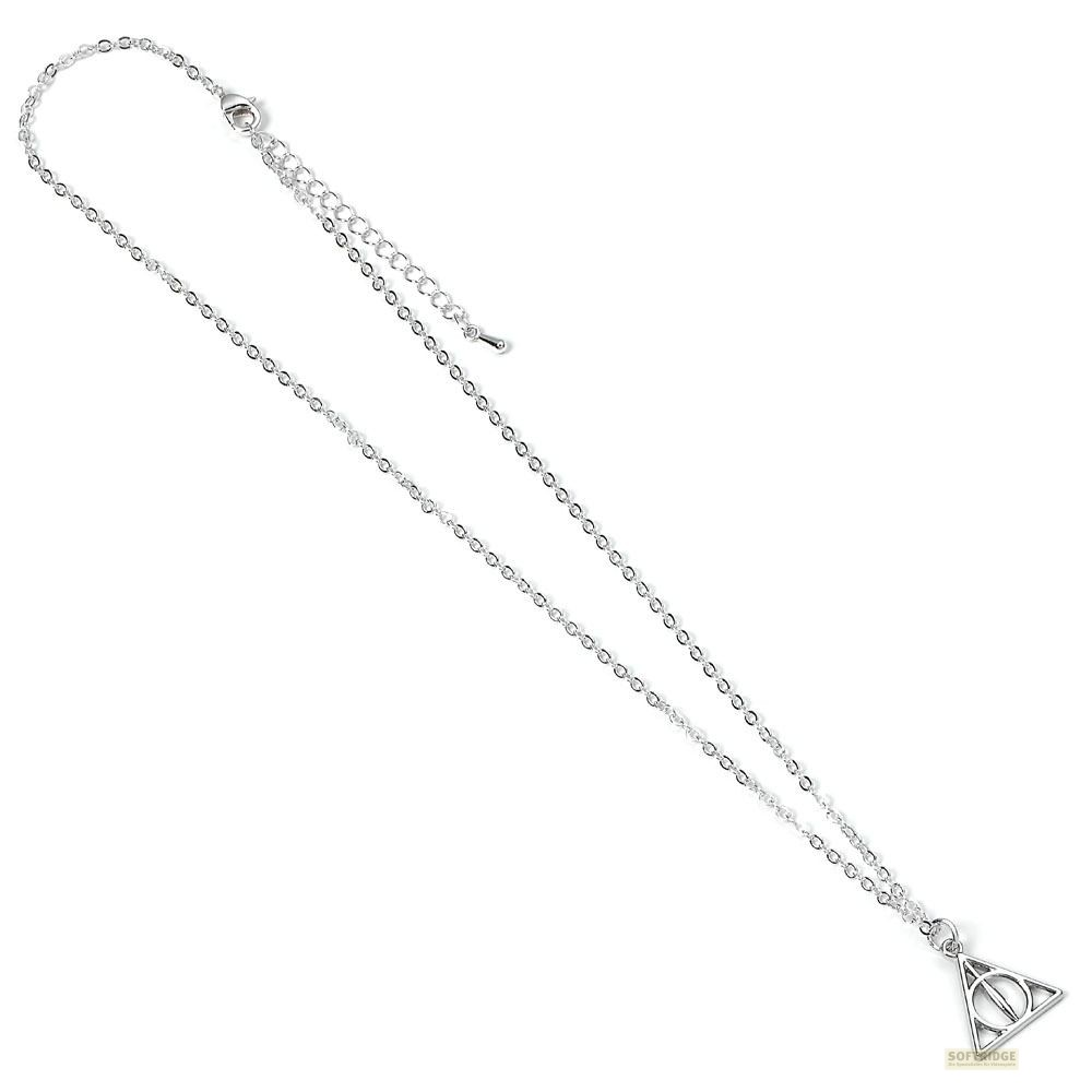Un collar de plata con un colgante del símbolo de las Reliquias de la Muerte sobre un fondo blanco.