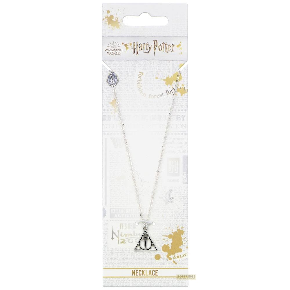 Un collar con colgante de Harry Potter en un cartón blanco con detalles dorados y texto.